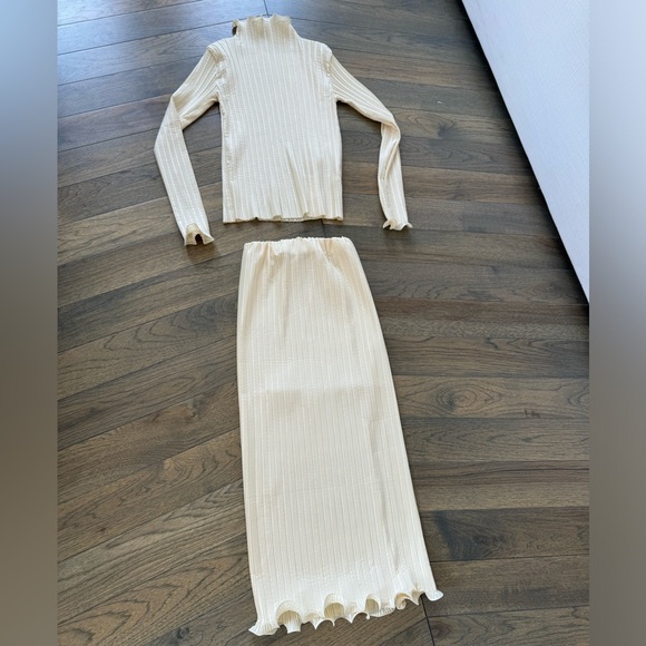 New plisse top + skirt set as seen on Elsa Hosk - Picture 2 of 4